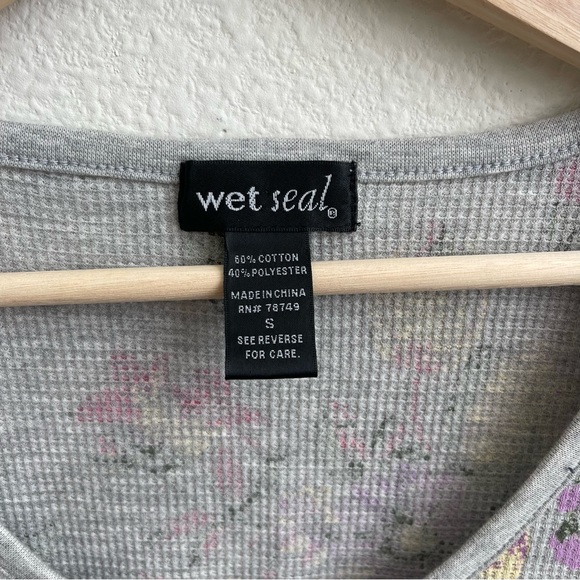 WET SEAL Bella Swan Grey Floral Thermal Scoop Neck Fitted Henley Long Sleeve Top - Picture 5 of 6